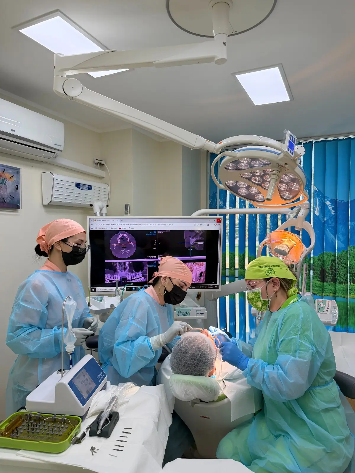 Stelidental Implant Dentar