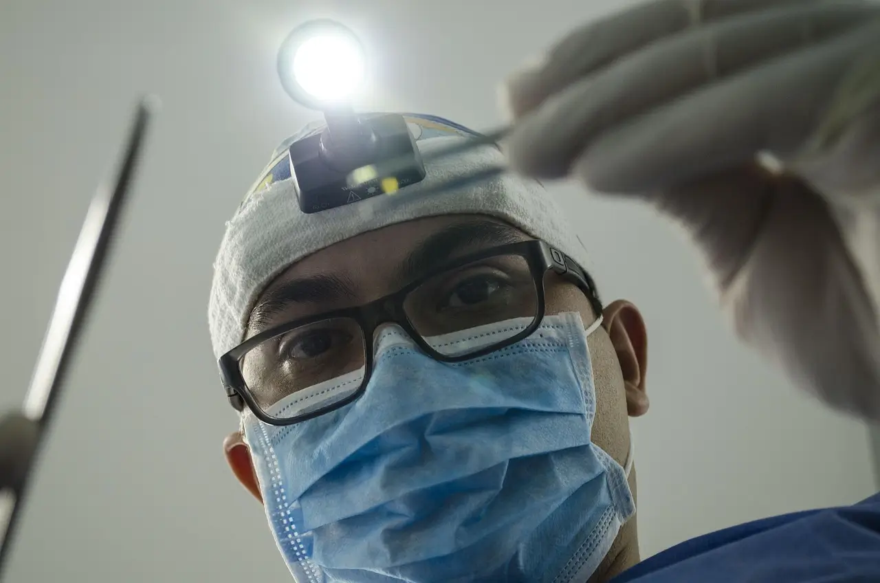 Medic Stomatolog Cu Lanternă Frontală, în Timpul Unei Evaluări La Cabinet